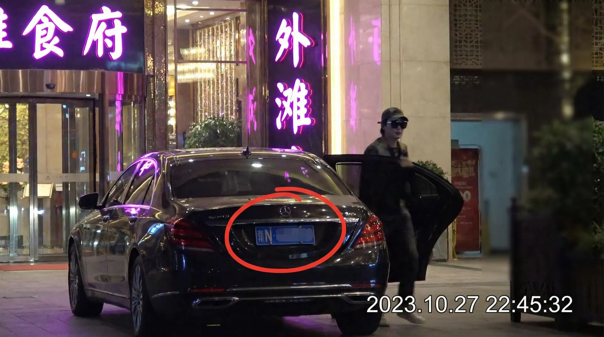 靠逼视频-热门视频资源库|免费高清在线看|内容丰富多样 - 豪车餐厅外偷拍